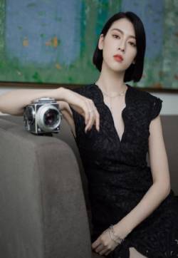 日本女优三吉彩花时尚甜酷写真图片
