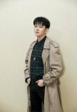 中国内地湖北省咸宁影视男演员黄宥明儒雅绅士街拍写真图片
