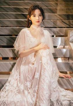 高清中国北京美女明星彭小苒粉色甜美长裙性感图片