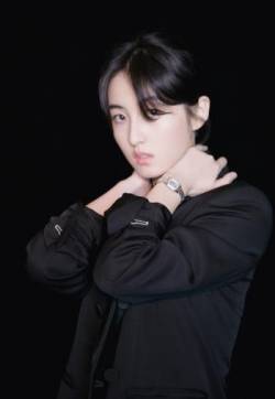 中国内地河南省三门峡女演员张子枫俏丽时尚写真图片