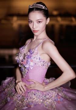 高清广州女演员钟楚曦芭蕾裙优雅写真图片