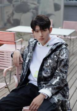 高清男星樊治欣阳光帅气街拍写真图片