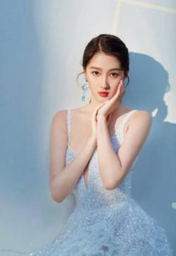 高清北京女演员关晓彤性感深v礼服写真图片