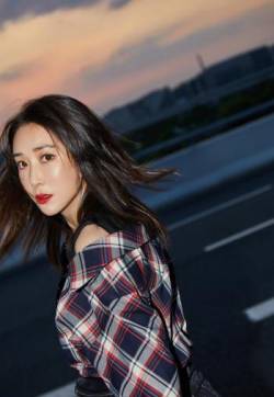 高清中国内地辽宁省沈阳女演员杜若溪时尚靓丽街拍图片