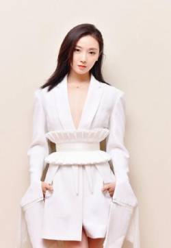 中国内地辽宁省沈阳女演员菅纫姿白色西装袖气质写真图片