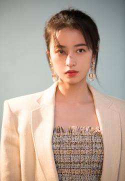 高清中国内地安徽女演员周雨彤清爽时尚写真图片