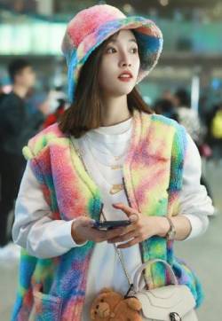 中国内地湖南女歌手李子璇樱花妆甜美写真图片