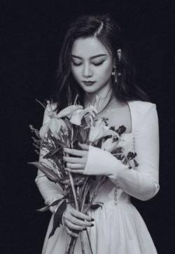 中国内地四川女演员尚语贤抹胸白裙性感写真图片