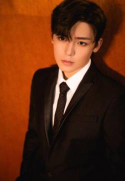 高清中国内地北京男演员侯明昊黑色西装酷帅写真图片