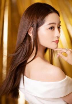 中国内地黑龙江齐齐哈尔女演员祝绪丹露肩白裙性感写真图片