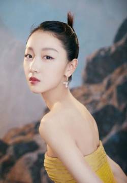 高清中国内地影视河北省石家庄女演员周冬雨抹胸长裙性感图片