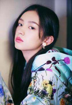 高清性感女星周也拼色花卉卫衣性感图片