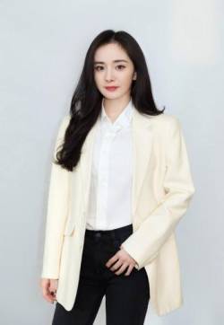 中国内地北京影视女演员杨幂白色西装时尚干练写真图片