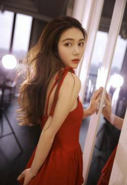 中国内地四川省达州市渠县人女歌手黄英优雅时尚写真图片