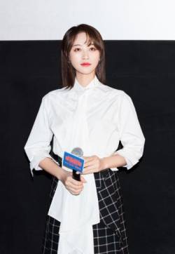 中国大陆内地女演员蓝盈莹时尚干练路演图片