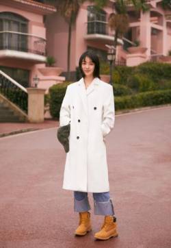 中国内地黑龙江女演员王佳宇白色风衣街拍写真图片