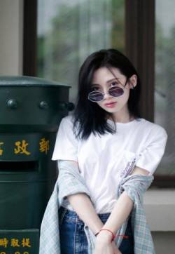 高清哈尔滨路美女路晨休闲简约时尚街拍图片