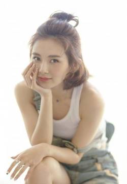 高清哈尔滨路美女路晨甜美活力写真图片
