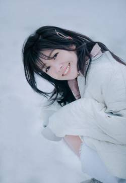 高清广东深圳女星赖美云雪地甜美写真图片