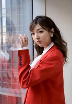 高清内陆美女星强东玥红色西装干练写真图片