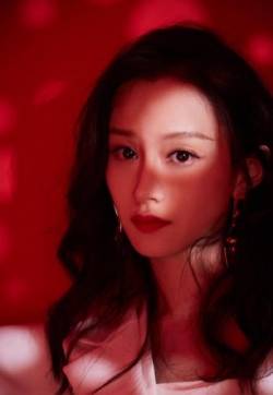 中国内地安徽省淮南市影视女演员陆妍淇优雅美艳写真图片