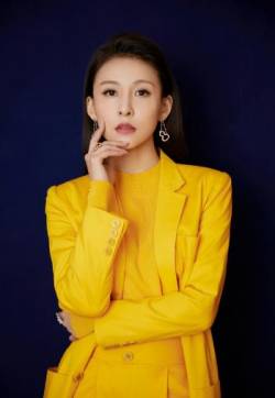 中国内地陕西西安影视女演员歌手贾青亮黄西服酷飒亮眼写真图片