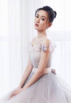 高清山东省青岛美女江铠同纱裙灵动飘逸写真图片