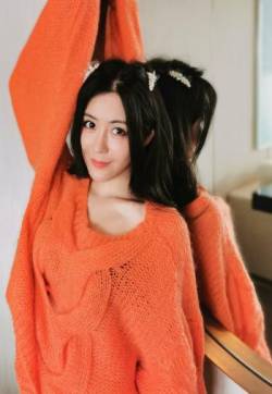 高清江西省萍乡美女汤晶媚露肩毛衣性感写真图片