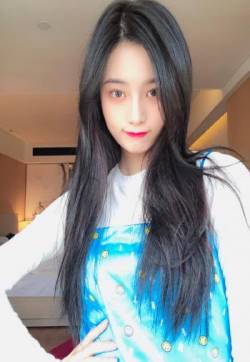 中国内地流行乐女歌手徐艺洋生活自拍照图片