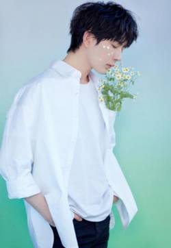 高清新疆乌鲁木齐男明星于朦胧春日雏菊妆写真图片