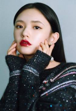 中国内地浙江省湖州影视女演员林允炫光唇色亮眼写真图片