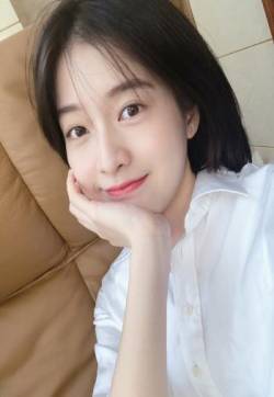 中国内地浙江省义乌女演员张雪迎清新甜美自拍图片