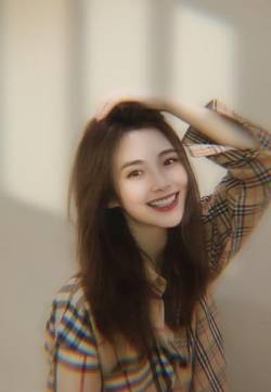 高清哈尔滨路美女路晨格子衬衫时尚写真图片
