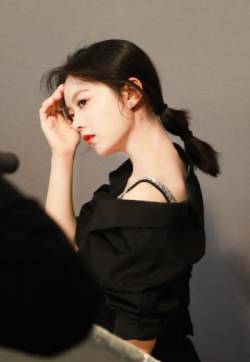 高清中国内地辽宁省沈阳女演员赵今麦明艳动人花絮照图片
