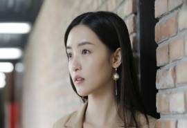 中国内地女演员孙嘉琪干练西装写真图片
