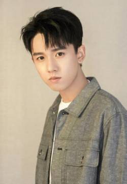 张耀清新少年感写真图片