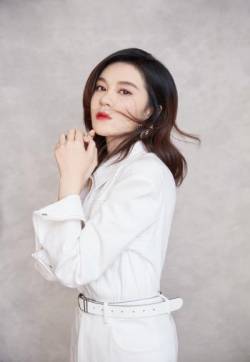高清韩国女演员模特李圣经HarpersBazaar杂志写真图片