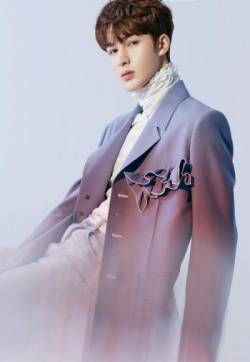 高清内陆男星朱正廷香芋紫复古西装写真图片