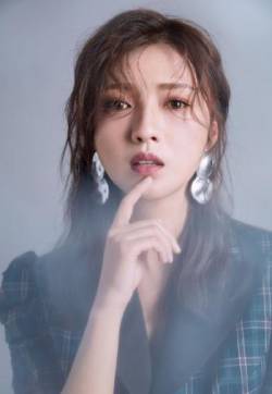 中国内地湖北省武汉女演员傅晶格子西装魅力写真图片
