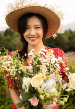 中国内地湖北省武汉女演员傅晶波点红裙文艺写真图片