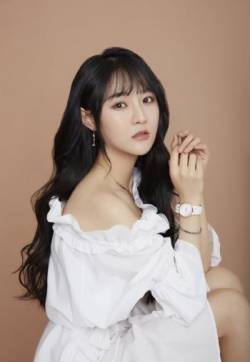 中国内地流行女歌手、影视演员李艺彤莫寒合体性感写真图片
