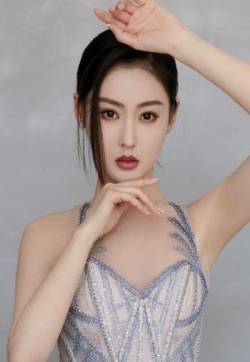 高清哈尔滨新生代女演员张天爱星空长裙性感写真图片