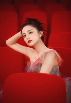 中国内地新疆乌鲁木齐市影视女演员古力娜扎粉色纱裙唯美写真图片