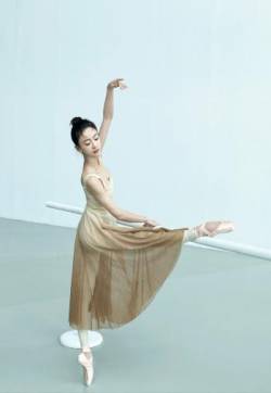 高清中国内地北京人影视女演员吴谨言芭蕾舞写真花絮图片