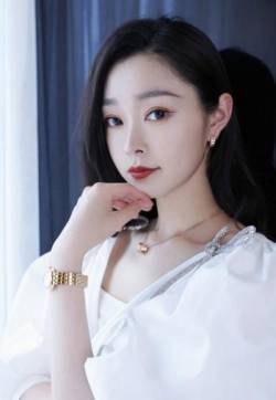 中国内地湖北省荆门女演员宋轶白色连衣裙性感写真图片