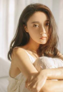 高清吉林省临江美女安泳畅白皙性感吊带裙写真图片