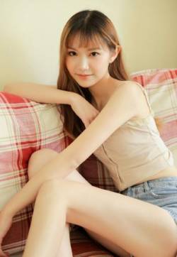 高清澳大利亚影视女演员宋妍霏米色套装优雅街拍图片