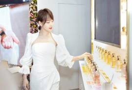 张嘉倪白色长裙优雅品牌活动图片