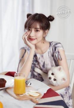 北京新生代女演员陈钰琪西装裙性感写真图片