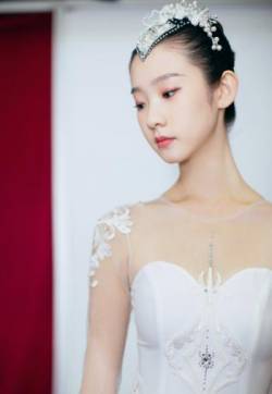 内地大陆美女主持人张艺凡白裙仙气唯美舞台照图片
